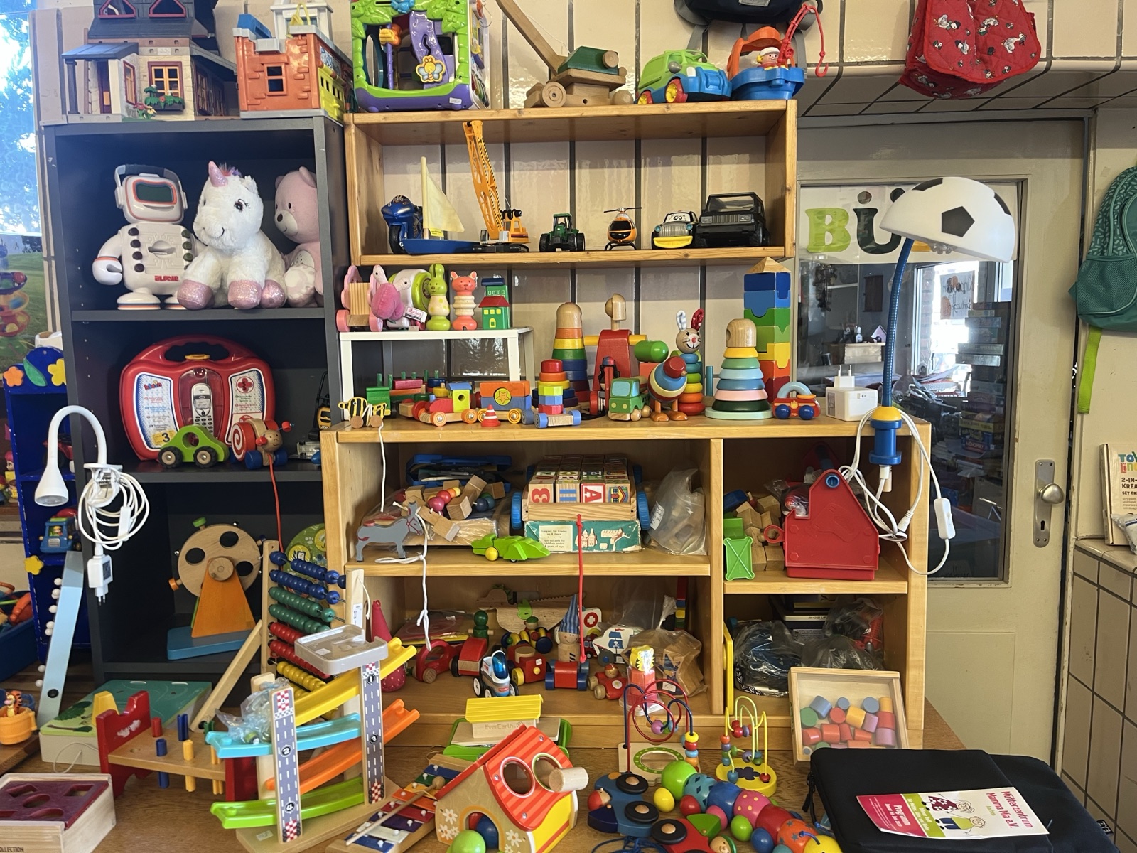 Buntes Spielzeug für Kinder im Second-Hand-Laden