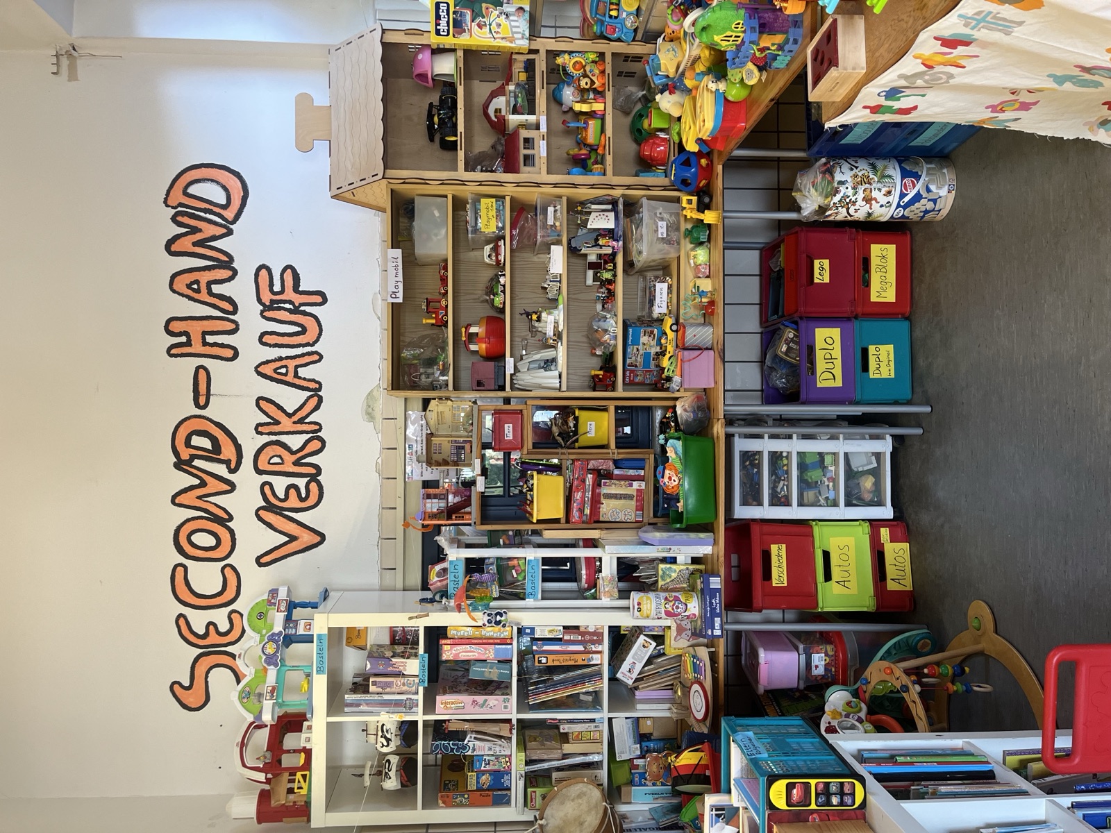 Second-Hand-Laden von Mamma Mia — Spielzeug, Bücher und Kleidung